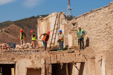 Gürcistan, Tiflis - 17 Eylül 2022: İnşaatçılar. İşçi inşaat süreci.