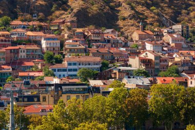 Gürcistan, Tiflis - 17 Eylül 2022: Tiflis 'in tarihi bölgesinde balkonlu evler. Georgia mı? Akşam Manzarası. Gün batımında eski güzel kasaba.