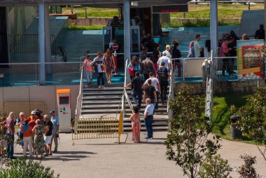 Gürcistan, Tiflis - 17 Eylül 2022: İnsanlar şehir parkında yürüyor.