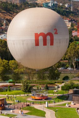 Gürcistan, Tiflis - 17 Eylül 2022: Gürcistan 'ın başkenti Tiflis' te hava keşif balonu.