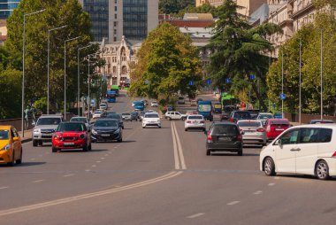 Gürcistan, Tiflis - 17 Eylül 2022: Şehir caddesinde trafik.