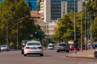 Gürcistan, Tiflis - 17 Eylül 2022: Şehir caddesinde trafik.