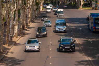 Gürcistan, Tiflis - 17 Eylül 2022: Şehir caddesinde trafik.