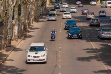Gürcistan, Tiflis - 17 Eylül 2022: Şehir caddesinde trafik.