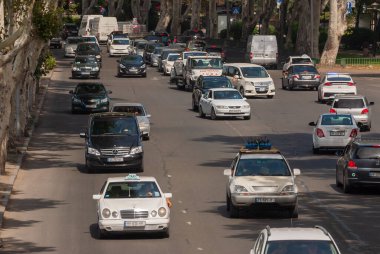 Gürcistan, Tiflis - 17 Eylül 2022: Şehir caddesinde trafik.
