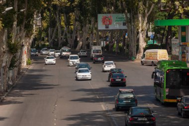 Gürcistan, Tiflis - 17 Eylül 2022: Şehir caddesinde trafik.