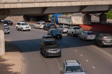 Gürcistan, Tiflis - 17 Eylül 2022: Şehir caddesinde trafik.