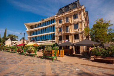 Gürcistan, Tiflis - 17 Eylül 2022: Eski Tiflis 'in geleneksel dar sokağının manzarası.