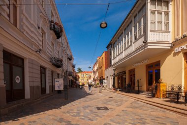 Gürcistan, Tiflis - 17 Eylül 2022: Eski Tiflis 'in geleneksel dar sokağının manzarası.