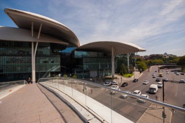 Gürcistan, Tiflis - 17 Eylül 2022: Merkezi Adalet Bakanlığı ve Nüfus Dairesi 'nin modern binası.