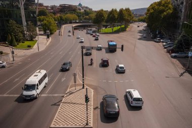 Gürcistan, Tiflis - 17 Eylül 2022: Şehir caddesinde trafik.