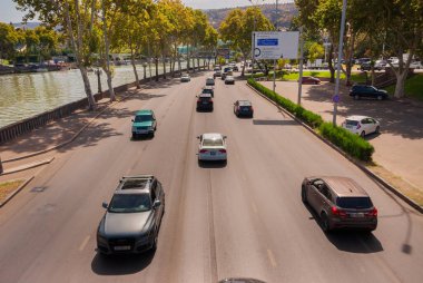 Gürcistan, Tiflis - 17 Eylül 2022: Şehir caddesinde trafik.