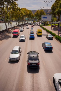 Gürcistan, Tiflis - 17 Eylül 2022: Şehir caddesinde trafik.