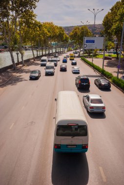 Gürcistan, Tiflis - 17 Eylül 2022: Şehir caddesinde trafik.