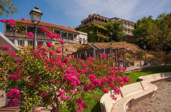 Gürcistan, Tiflis - 17 Eylül 2022: Tiflis 'in tarihi bölgesinde balkonlu evler. Georgia mı? Akşam Manzarası. Gün batımında eski güzel kasaba.