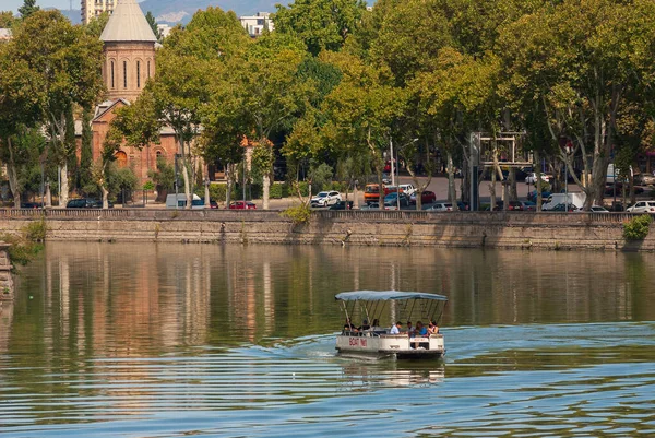 Gürcistan, Tiflis - 17 Eylül 2022: Turistler Mtkvari, Kura Nehri boyunca bir zevk gemisine biniyorlar.