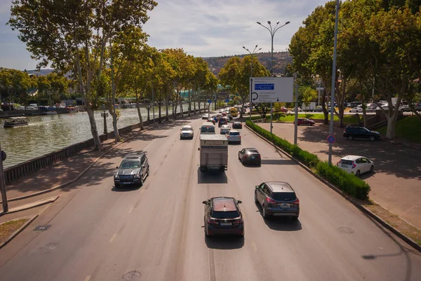 Gürcistan, Tiflis - 17 Eylül 2022: Şehir caddesinde trafik.