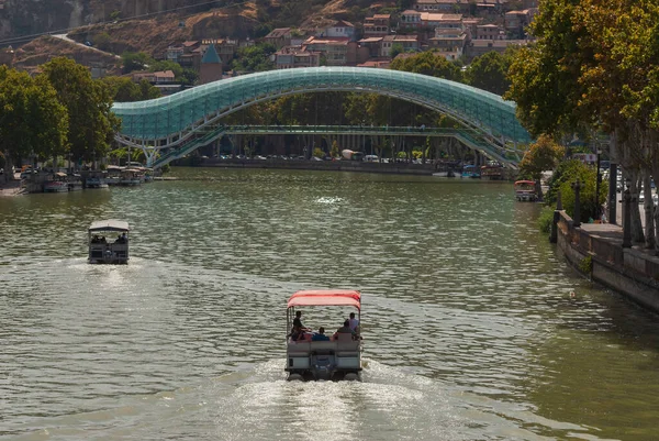 Georgia Tbilisi September 2022 Turister Tar Fritidsbåt Langs Mtkvari Kura – stockfoto