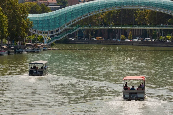 Georgia Tbilisi September 2022 Turister Tar Fritidsbåt Langs Mtkvari Kura – stockfoto