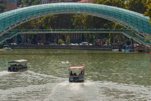 Georgia Tbiliszi Szeptember 2022 Turisták Lovagolni Egy Sétahajó Mentén Mtkvari — Stock Fotó