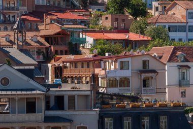 Gürcistan, Tiflis - 25 Eylül 2022: Tiflis 'in tarihi bölgesinde balkonlu evler. Georgia mı? Akşam Manzarası. Gün batımında eski güzel kasaba.