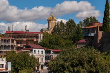 Gürcistan, Tiflis - 25 Eylül 2022: Tiflis 'in tarihi bölgesinde balkonlu evler. Georgia mı? Akşam Manzarası. Gün batımında eski güzel kasaba.