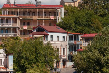 Gürcistan, Tiflis - 25 Eylül 2022: Tiflis 'in tarihi bölgesinde balkonlu evler. Georgia mı? Akşam Manzarası. Gün batımında eski güzel kasaba.