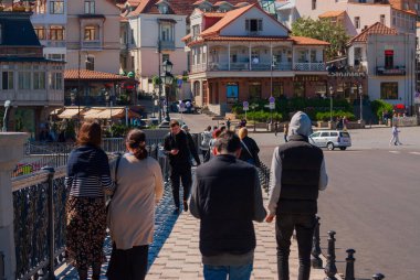 Gürcistan, Tiflis - 25 Eylül 2022: Kalabalık kalabalık şehir caddesinde yürüyor.