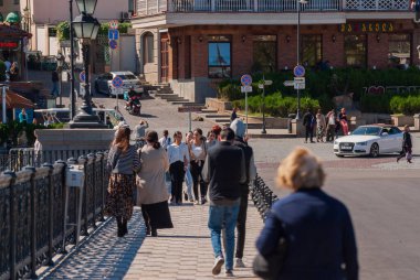 Gürcistan, Tiflis - 25 Eylül 2022: Kalabalık kalabalık şehir caddesinde yürüyor.