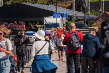 Gürcistan, Tiflis - 25 Eylül 2022: Kalabalık kalabalık şehir caddesinde yürüyor.