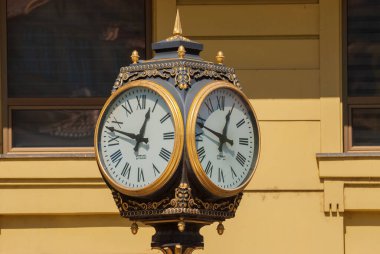 Gürcistan, Tiflis - 25 Eylül 2022: Tiflis 'te sokak saati.