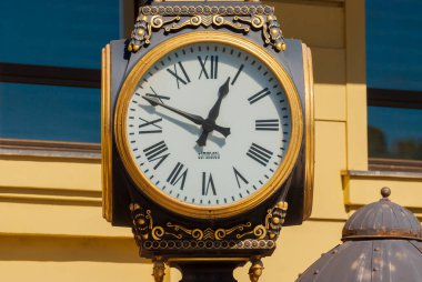 Gürcistan, Tiflis - 25 Eylül 2022: Tiflis 'te sokak saati.