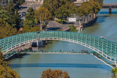 Gürcistan, Tiflis - 25 Eylül 2022: Tiflis, Gürcistan 'daki Kura Nehri üzerindeki Barış Köprüsü.