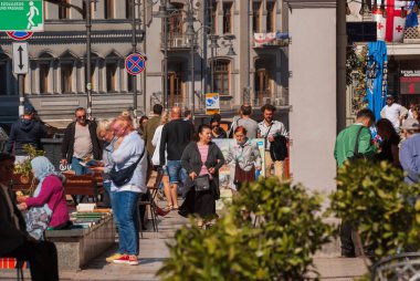 Gürcistan, Tiflis - 25 Eylül 2022: Kalabalık kalabalık şehir caddesinde yürüyor.