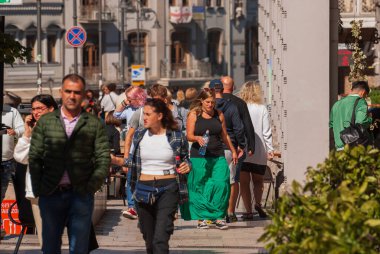 Gürcistan, Tiflis - 25 Eylül 2022: Kalabalık kalabalık şehir caddesinde yürüyor.
