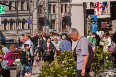 Gürcistan, Tiflis - 25 Eylül 2022: Kalabalık kalabalık şehir caddesinde yürüyor.