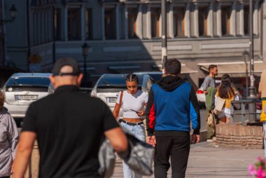 Gürcistan, Tiflis - 25 Eylül 2022: Kalabalık kalabalık şehir caddesinde yürüyor.
