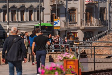 Gürcistan, Tiflis - 25 Eylül 2022: Kalabalık kalabalık şehir caddesinde yürüyor.