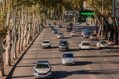 Gürcistan, Tiflis - 25 Eylül 2022: Şehir caddesinde trafik.