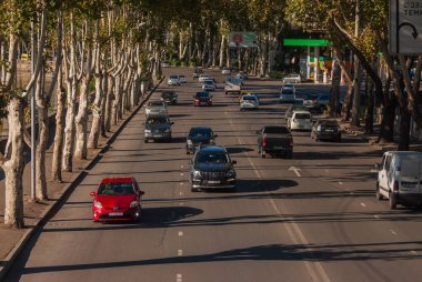 Gürcistan, Tiflis - 25 Eylül 2022: Şehir caddesinde trafik.