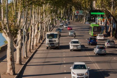 Gürcistan, Tiflis - 25 Eylül 2022: Şehir caddesinde trafik.