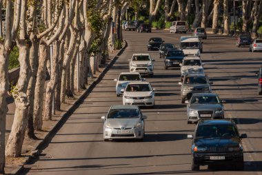 Gürcistan, Tiflis - 25 Eylül 2022: Şehir caddesinde trafik.
