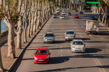 Gürcistan, Tiflis - 25 Eylül 2022: Şehir caddesinde trafik.