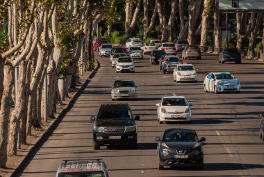 Gürcistan, Tiflis - 25 Eylül 2022: Şehir caddesinde trafik.