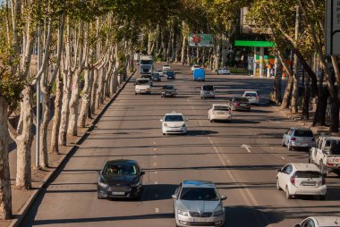 Gürcistan, Tiflis - 25 Eylül 2022: Şehir caddesinde trafik.