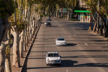Gürcistan, Tiflis - 25 Eylül 2022: Şehir caddesinde trafik.