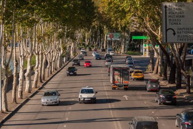 Gürcistan, Tiflis - 25 Eylül 2022: Şehir caddesinde trafik.