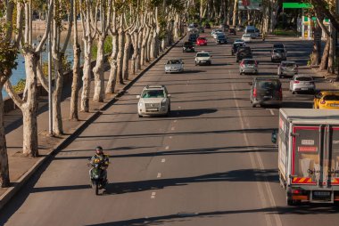 Gürcistan, Tiflis - 25 Eylül 2022: Şehir caddesinde trafik.