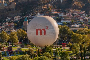 Gürcistan, Tiflis - 25 Eylül 2022: Gürcistan 'ın başkenti Tiflis' te hava keşif balonu.