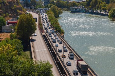 Gürcistan, Tiflis - 25 Eylül 2022: Şehir caddesinde trafik.